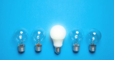 Mavi arkaplanda ampuller.