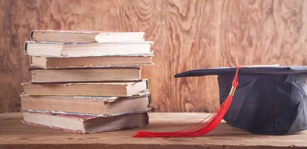 Berretto Graduato Con Libri Sulla Scrivania Legno Istruzione — Foto Stock