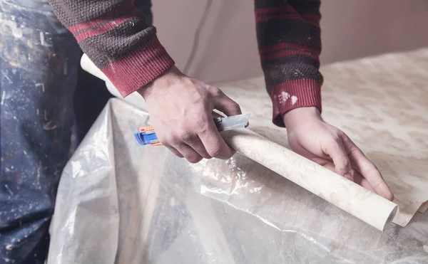 Trabajador Cortando Fondo Pantalla Reparación Apartamento — Foto de Stock