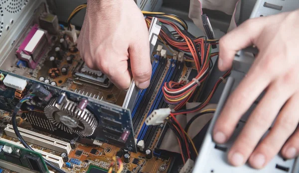 Engenheiro Informática Examinar Computadores Reparação — Fotografia de Stock