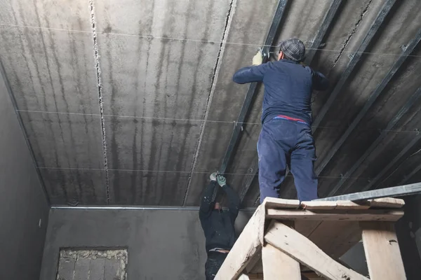 Werken Met Een Metalen Profiel Van Een Plafondconstructie — Stockfoto