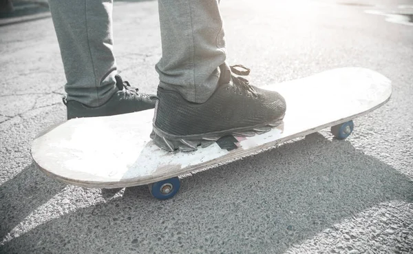 Garçon Promenades Sur Skateboard Dans Asphalte — Photo
