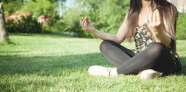 Mujer Joven Practicando Yoga Aire Libre —  Fotos de Stock