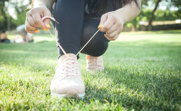 Açık Havada Antrenman Yapmadan Önce Ayakkabı Bağlayan Sporcu Bir Kadın — Stok fotoğraf
