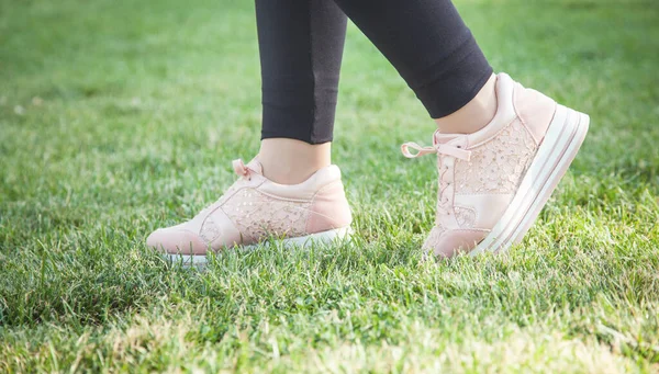 Laufschuhe Mädchen Auf Gras Sommerpark — Stockfoto