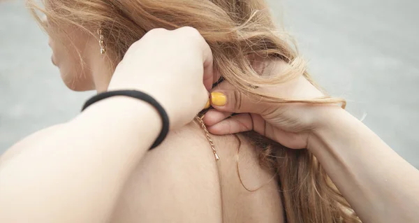 Chica Poniendo Collar Hermoso Cuello Mujer — Foto de Stock