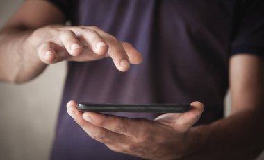 Akıllı telefon kullanan bir adam. Teknoloji, İletişim
