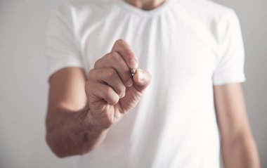 Boş ekranda yazan adam.