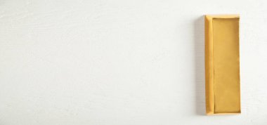 Altın külçesi beyaz masada. Metnin için boşluk