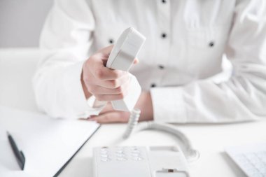 Ofis telefonunda çalışan bir iş kadını. Kişi kavramı