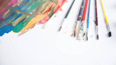 Beyaz kağıtta suluboya fırçalar. Sanat