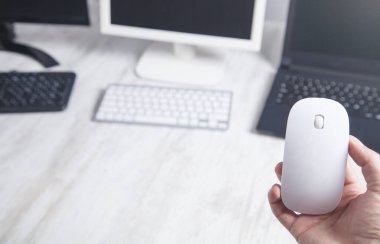 Ofis masasında bilgisayar klavyesini gösteren bir erkek el..