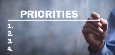 İş adamı ekrana öncelikler listesi yazıyor.