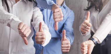 Başparmak hareketi yapan insanlar. Başarısızlık. Başarı