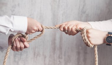  İş adamları ofiste halat çekiyor..