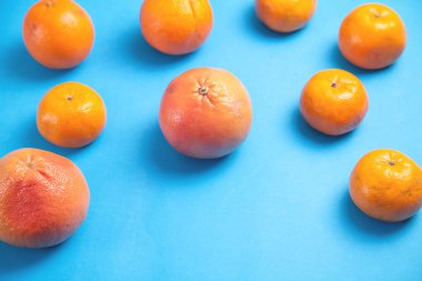 Mavi arka planda taze greyfurtlar..