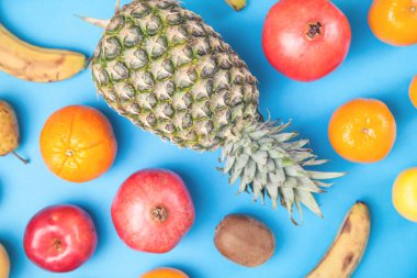 Mavi arka planda ananas, muz, nar..