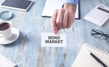 Kartvizitte Bond Market metni gösteren adam.