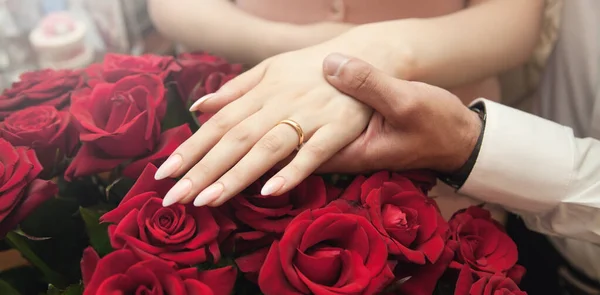 Erkek Kadın Elleri Nişan Yüzüğüyle — Stok fotoğraf