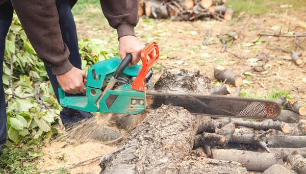 Hombre Cortando Madera Con Una Motosierra — Foto de Stock