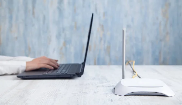 Internet Router Desk Girl Using Laptop — Stock Photo, Image