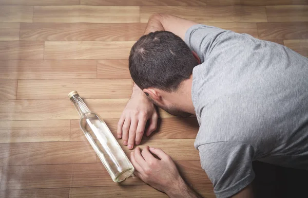 Homem Alcoólico Caucasiano Com Vodka Deitado Chão — Fotografia de Stock