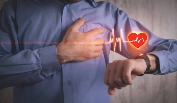 Hombre Arreglando Reloj Pulsera Corazón Rojo Con Cardiograma — Foto de Stock