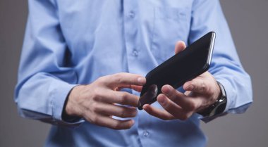 Ofiste akıllı telefon kullanan adam..