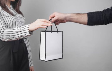 Erkek kadına hediye çantası veriyor..