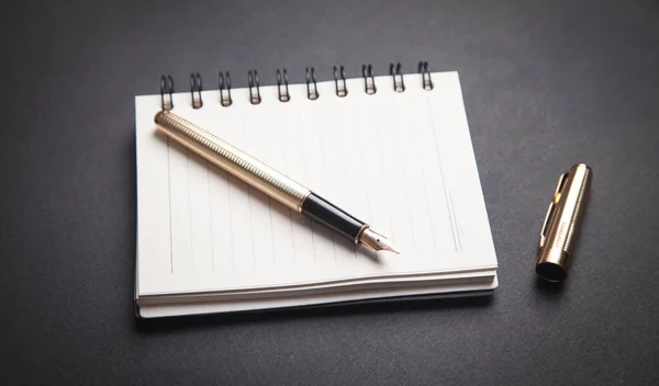 Długopis Notatnik Czarnym Tle — Zdjęcie stockowe