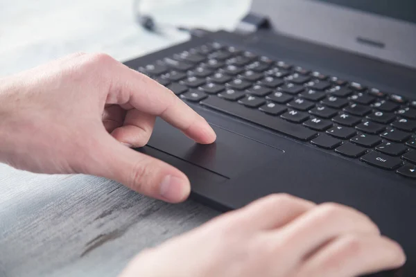 Mão Masculina Tocando Com Touchpad Laptop — Fotografia de Stock