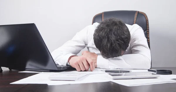Hombre Durmiendo Lugar Trabajo Oficina —  Fotos de Stock