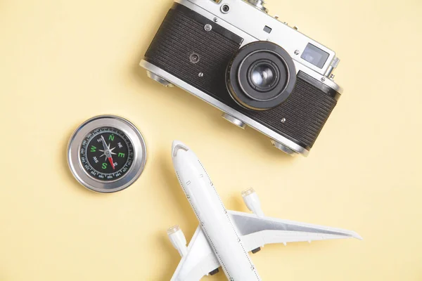 Câmera Velha Avião Brinquedo Bússola Fundo Amarelo — Fotografia de Stock