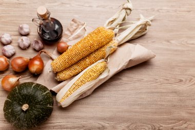 Mısır ve soğan ile ahşap bir masa üzerinde kabak