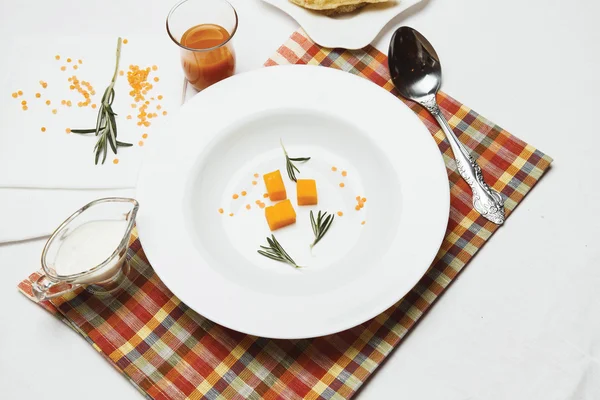 Kabak parçaları otlar ve baharatlar ile plaka