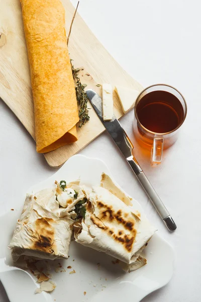 Lunch with tortilla herbs vegetables and tea — Stock Photo, Image