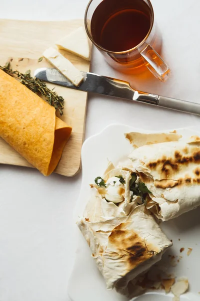 Almuerzo con hierbas de tortilla verduras y té Fotos de stock