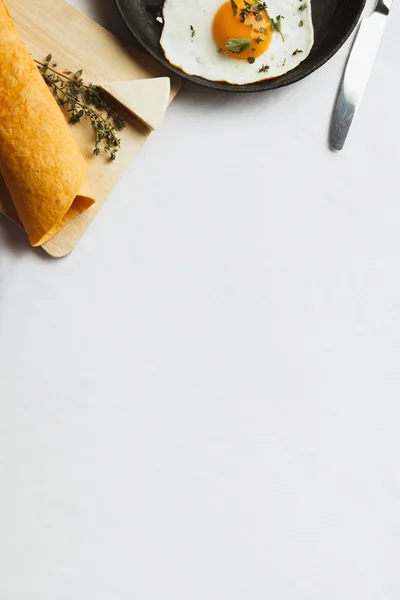 Desayuno con huevos tortas planas y té Imágenes de stock libres de derechos