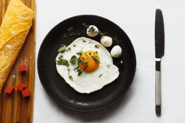 yumurta düz kek ve çay ile Servis Kahvaltı