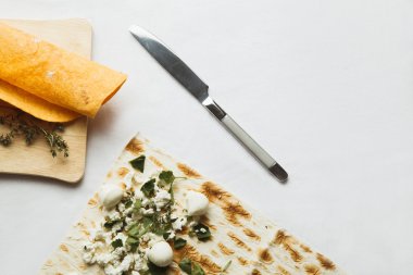 tortilla otlar sebze ve çay ile öğle yemeği