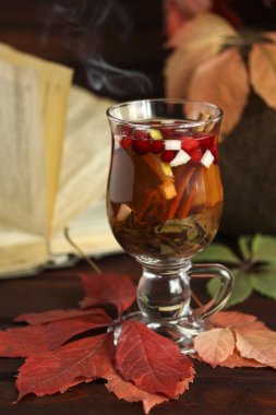 Sonbahar sıcak çay limon, baharatlar cam bardakta