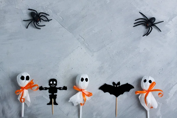 Cadılar Bayramı kompozisyon gri beton zemin üzerine