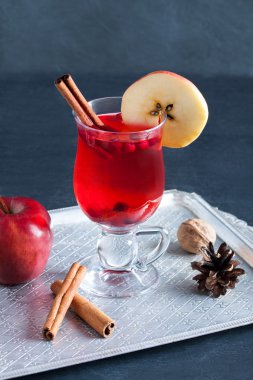 Kızılcık, elma ve tarçın baharat ile sıcak çay