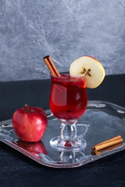크랜베리, 사과 계 피 향료와 함께 뜨거운 차 — 스톡 사진