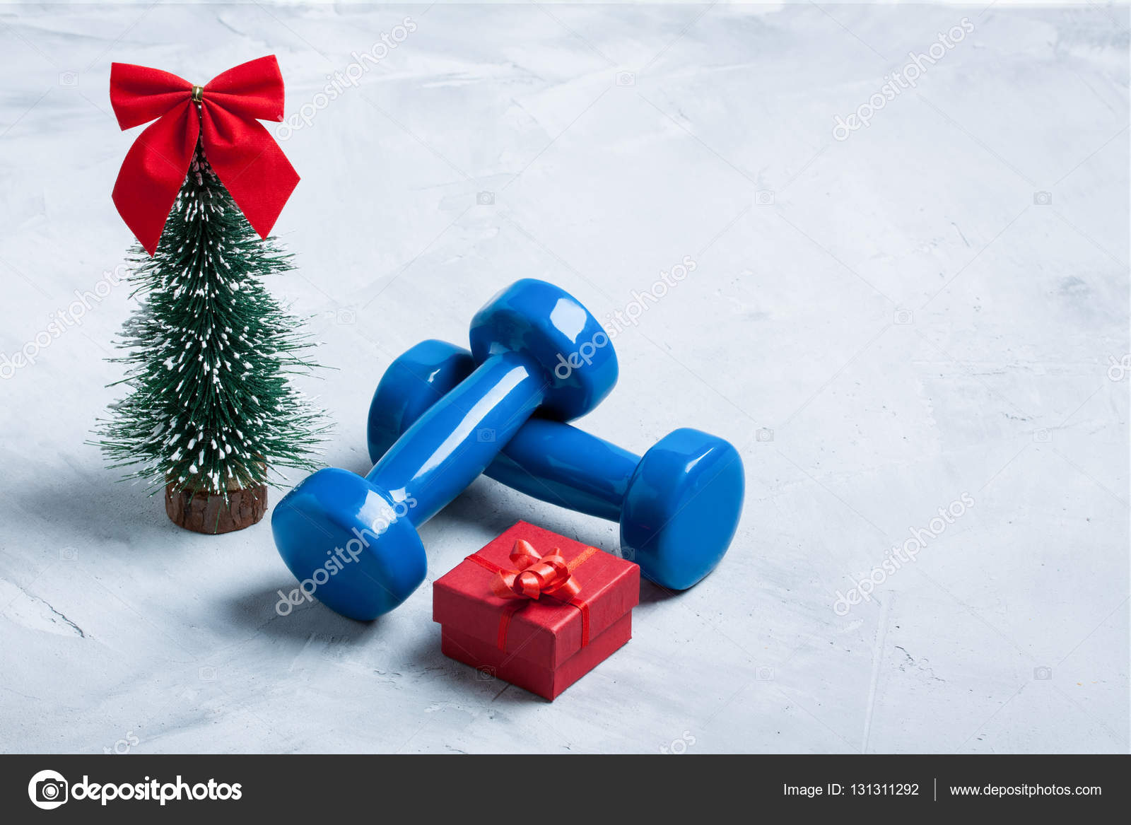 Kerst sport samenstelling met halters, rode geschenkdoos, Christus — Stockfoto