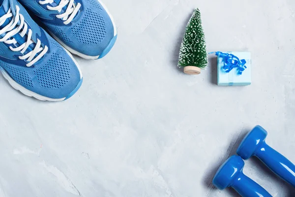 Boże Narodzenie skład sport buty, hantle i dar niebieski — Zdjęcie stockowe