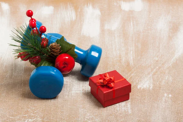 Boże Narodzenie sport skład z hantlami, czerwone pudełko, jagody, świerk — Zdjęcie stockowe