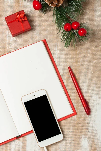 Defter, hediye ve akıllı telefon ile Noel kompozisyon