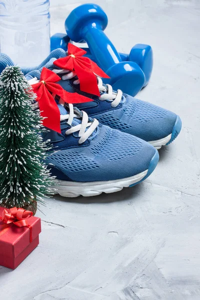Vánoční sportovní kompozice s sportovní boty, činky, dárek — Stock fotografie