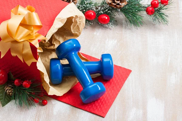 Boże Narodzenie prezent niebieski sport hantle — Zdjęcie stockowe
